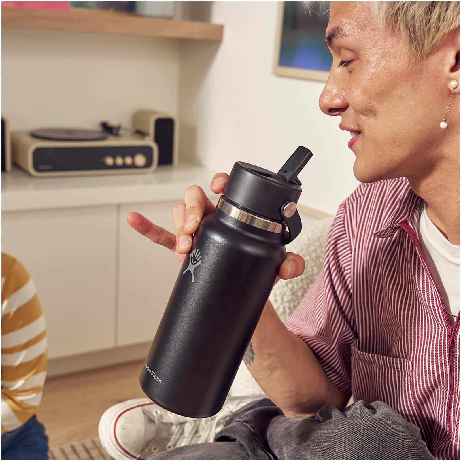Hydro Flask Wide Mouth 946 ml insulated stainless steel water bottle with straw cap thumbnail 4